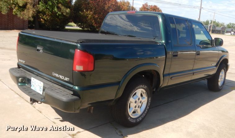 image for item HG9730 2003 Chevrolet S10  Crew Cab pickup truck