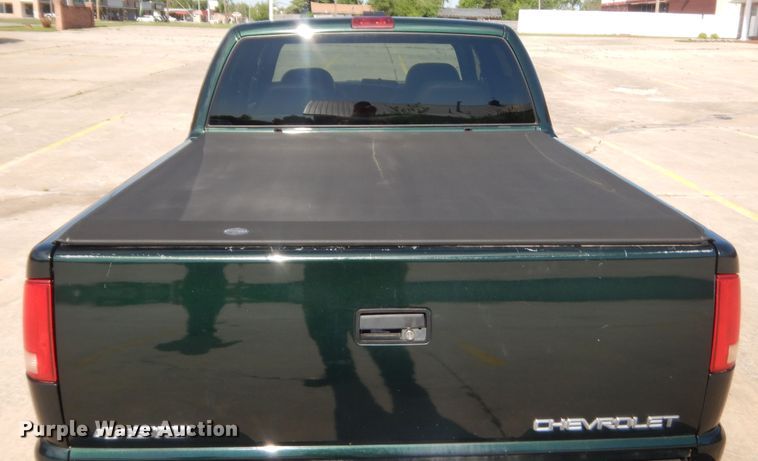 image for item HG9730 2003 Chevrolet S10  Crew Cab pickup truck