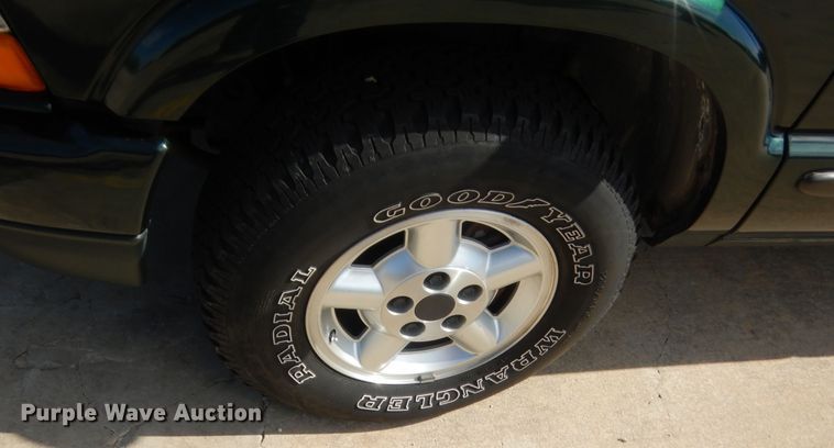 image for item HG9730 2003 Chevrolet S10  Crew Cab pickup truck