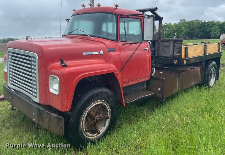 image for item IC9318 1976 International 1700  dump flatbed truck