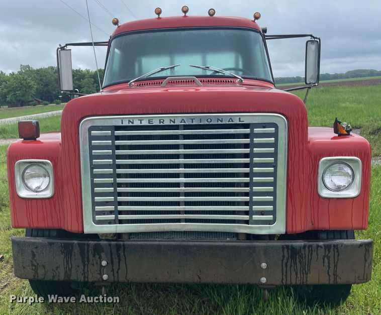 image for item IC9318 1976 International 1700  dump flatbed truck