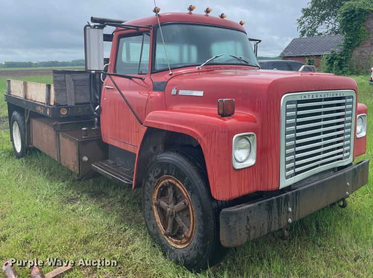image for item IC9318 1976 International 1700  dump flatbed truck