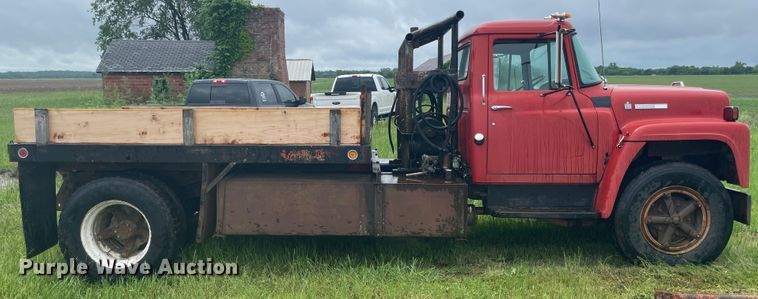 image for item IC9318 1976 International 1700  dump flatbed truck