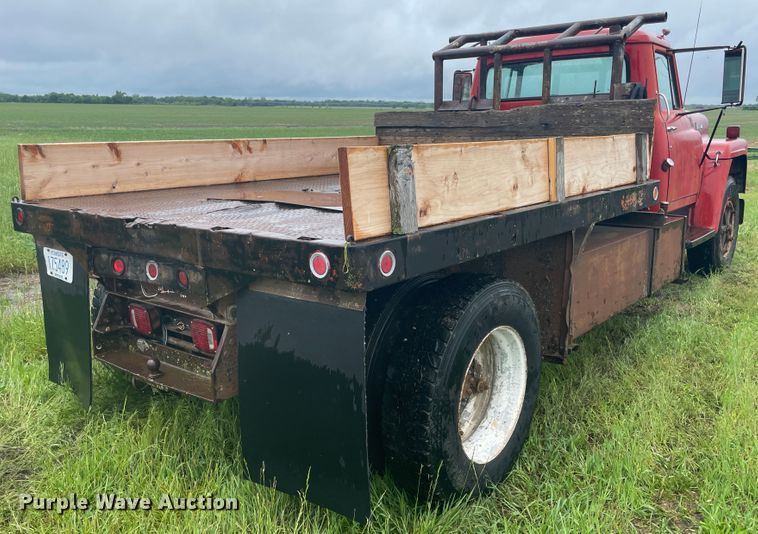 image for item IC9318 1976 International 1700  dump flatbed truck
