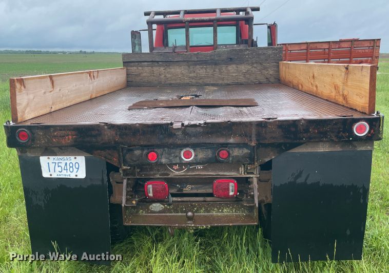 image for item IC9318 1976 International 1700  dump flatbed truck