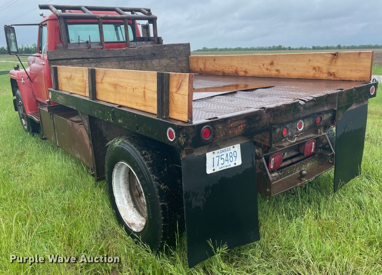 image for item IC9318 1976 International 1700  dump flatbed truck