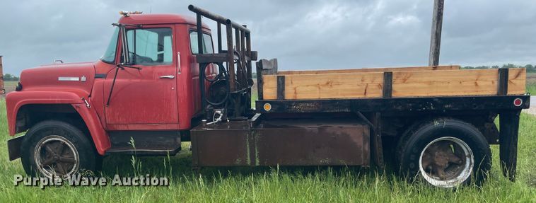 image for item IC9318 1976 International 1700  dump flatbed truck