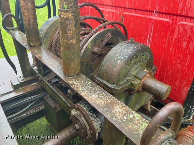 image for item IC9318 1976 International 1700  dump flatbed truck