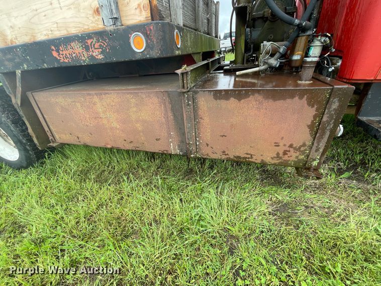 image for item IC9318 1976 International 1700  dump flatbed truck