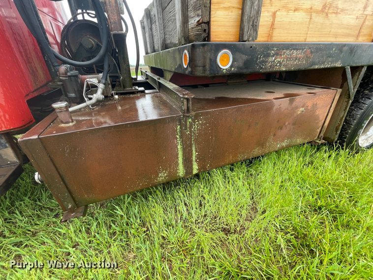 image for item IC9318 1976 International 1700  dump flatbed truck