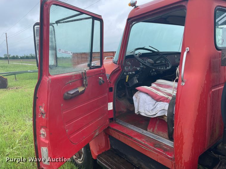 image for item IC9318 1976 International 1700  dump flatbed truck