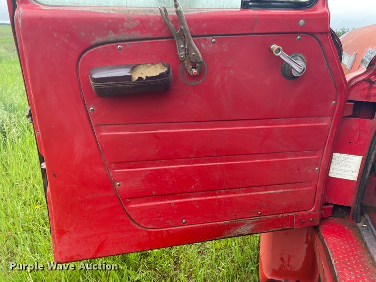 image for item IC9318 1976 International 1700  dump flatbed truck