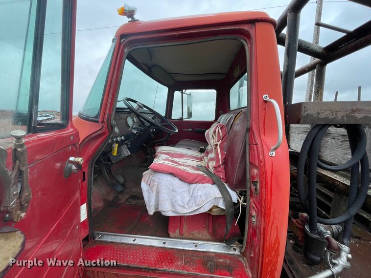 image for item IC9318 1976 International 1700  dump flatbed truck