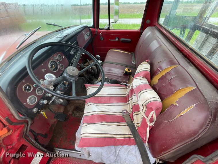 image for item IC9318 1976 International 1700  dump flatbed truck