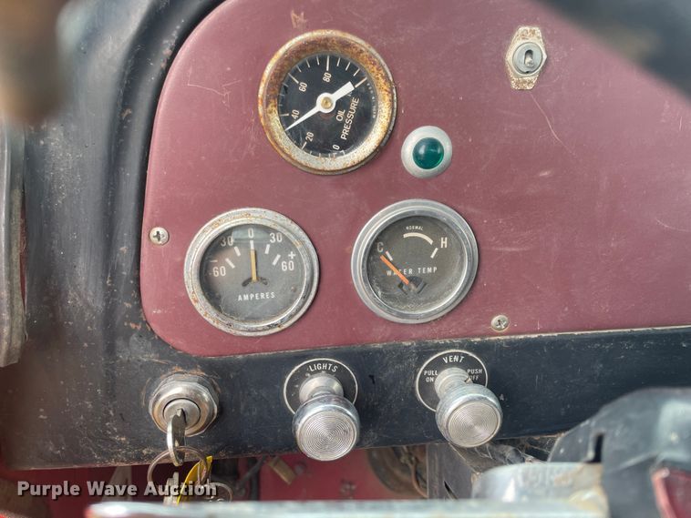 image for item IC9318 1976 International 1700  dump flatbed truck