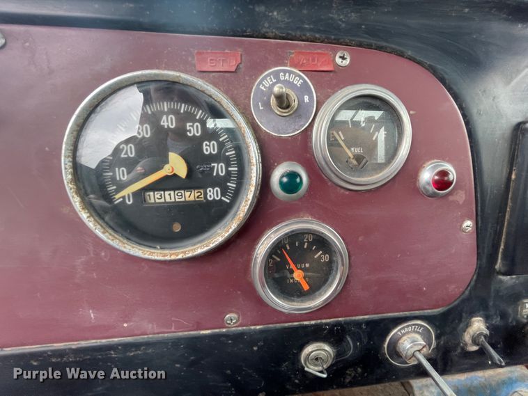 image for item IC9318 1976 International 1700  dump flatbed truck