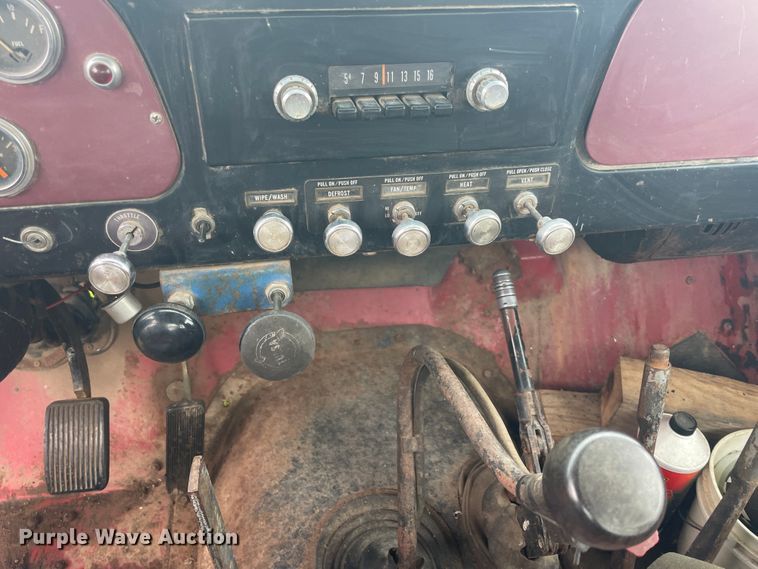 image for item IC9318 1976 International 1700  dump flatbed truck