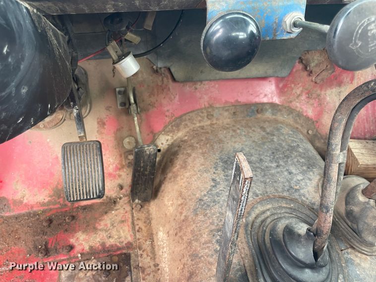 image for item IC9318 1976 International 1700  dump flatbed truck