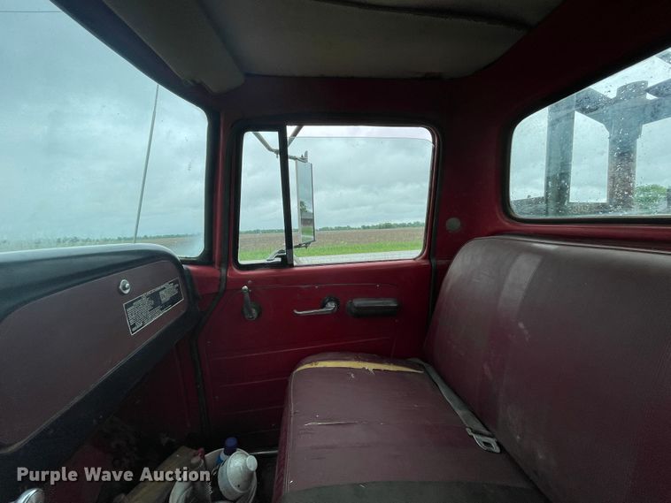 image for item IC9318 1976 International 1700  dump flatbed truck