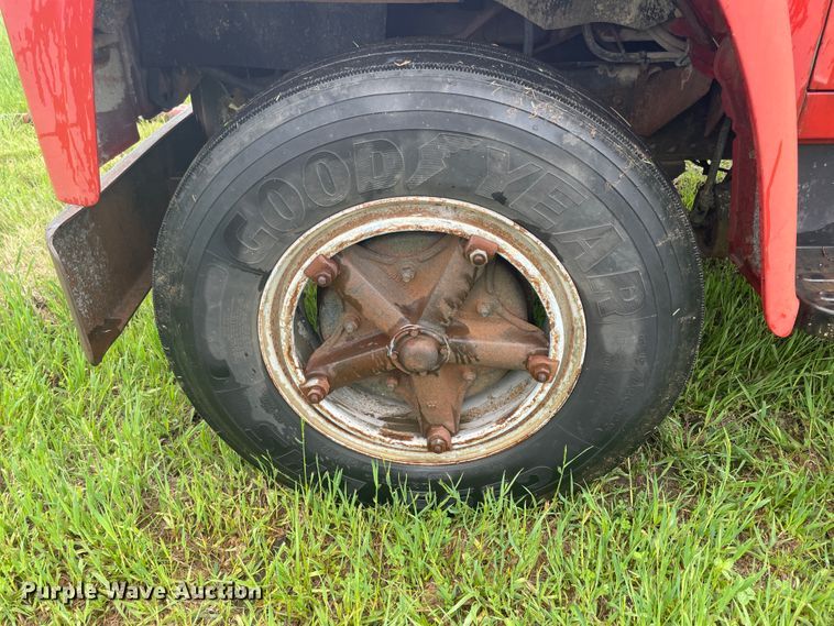 image for item IC9318 1976 International 1700  dump flatbed truck