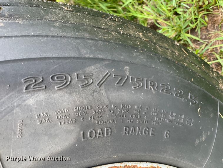 image for item IC9318 1976 International 1700  dump flatbed truck