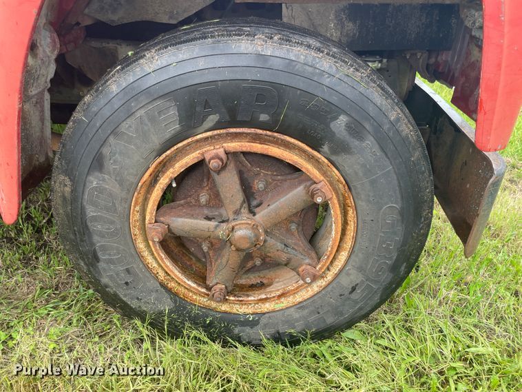 image for item IC9318 1976 International 1700  dump flatbed truck