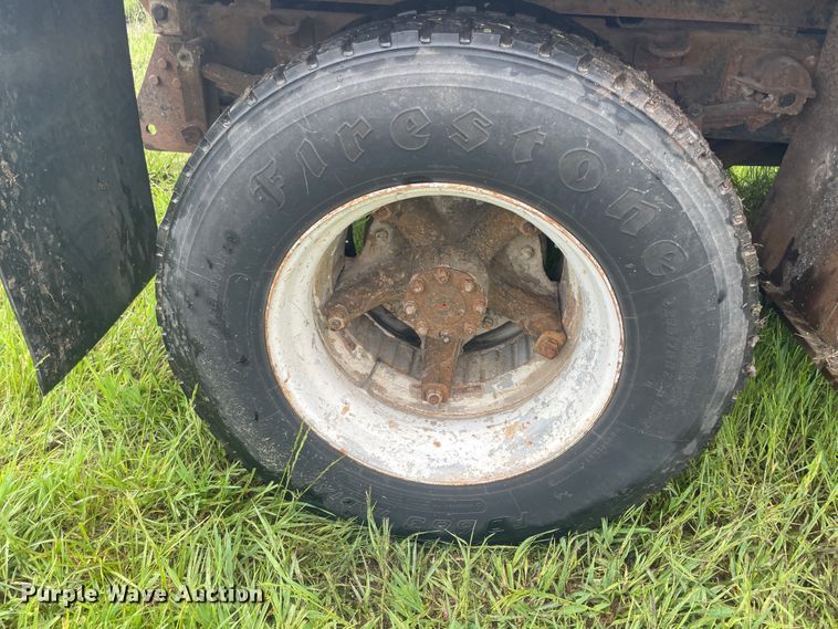 image for item IC9318 1976 International 1700  dump flatbed truck