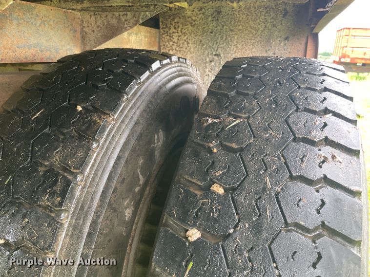 image for item IC9318 1976 International 1700  dump flatbed truck