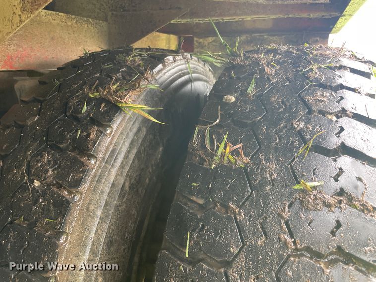 image for item IC9318 1976 International 1700  dump flatbed truck