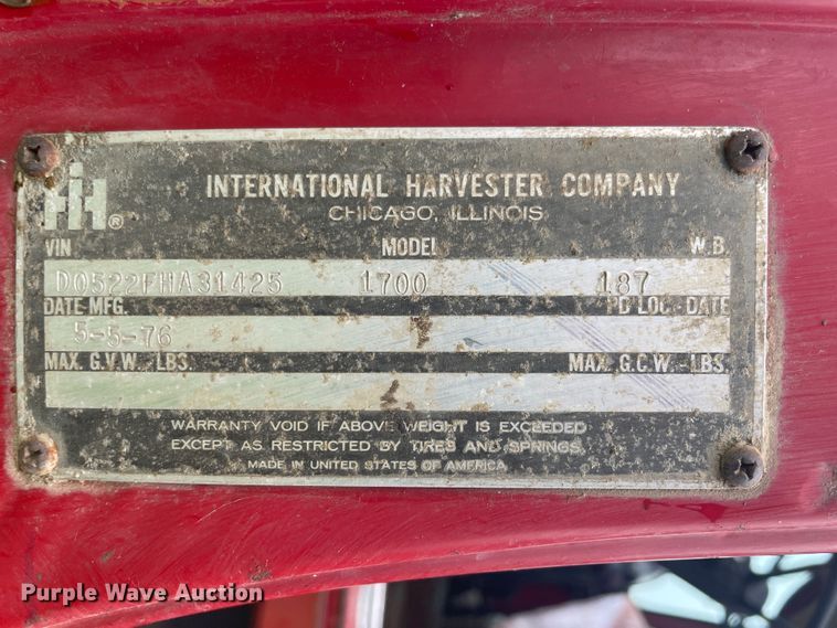 image for item IC9318 1976 International 1700  dump flatbed truck