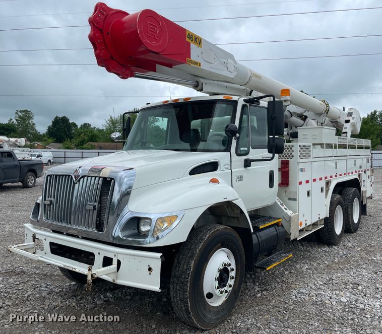 image for item IC9327 2006 International 7400  bucket truck