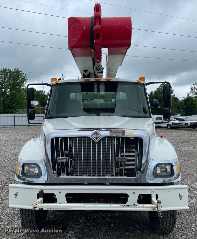 image for item IC9327 2006 International 7400  bucket truck