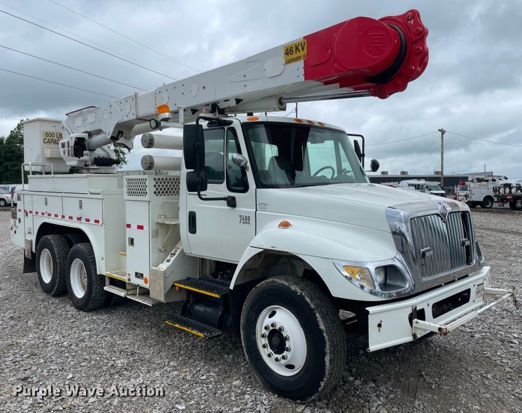 image for item IC9327 2006 International 7400  bucket truck