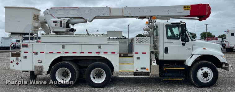image for item IC9327 2006 International 7400  bucket truck