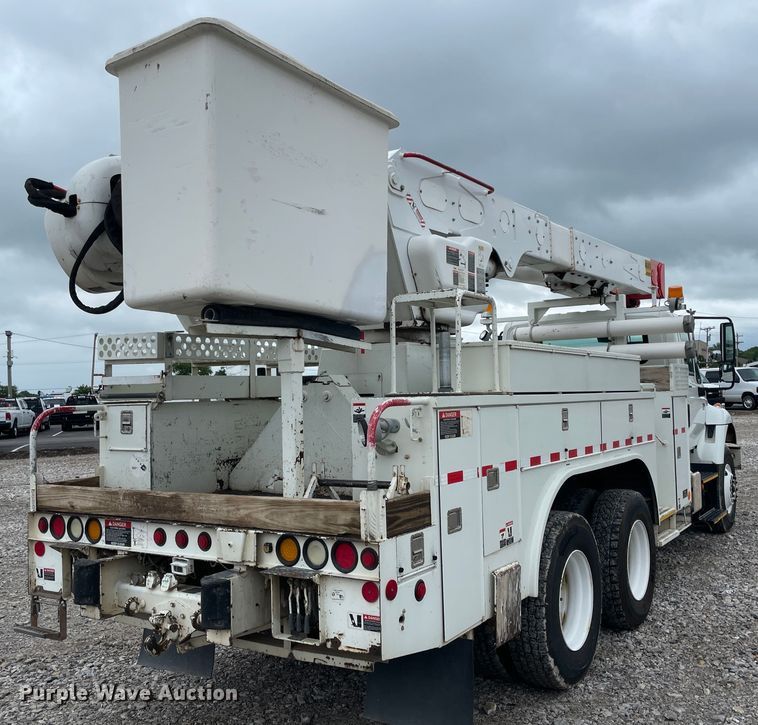 image for item IC9327 2006 International 7400  bucket truck