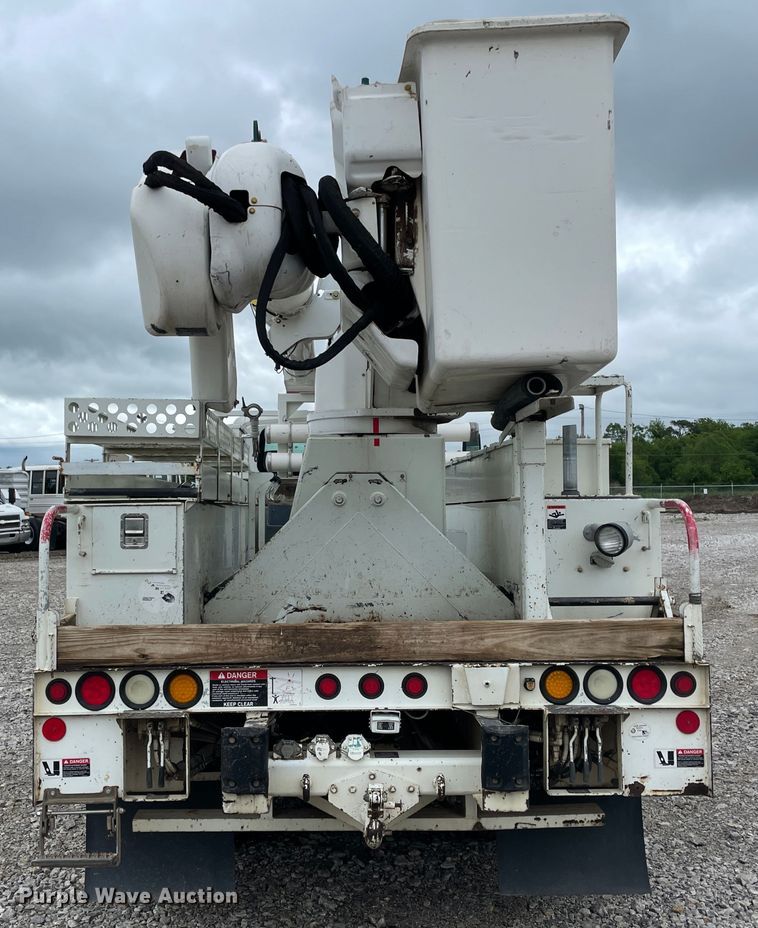 image for item IC9327 2006 International 7400  bucket truck