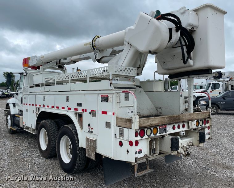 image for item IC9327 2006 International 7400  bucket truck
