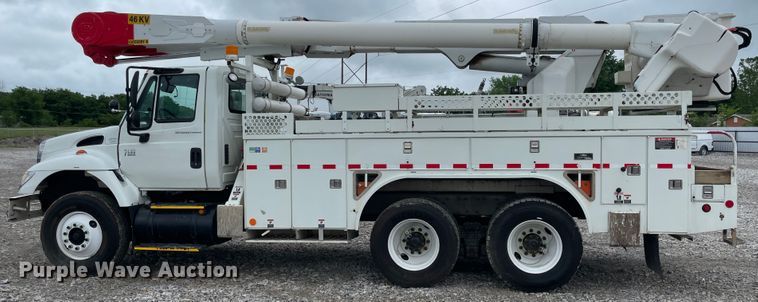 image for item IC9327 2006 International 7400  bucket truck