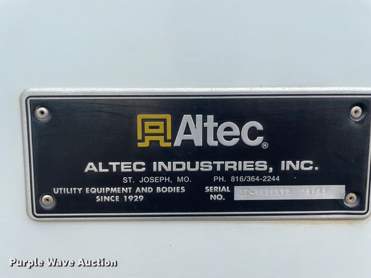 image for item IC9327 2006 International 7400  bucket truck