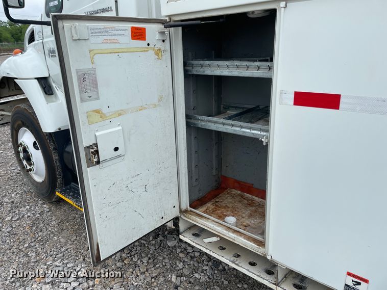 image for item IC9327 2006 International 7400  bucket truck