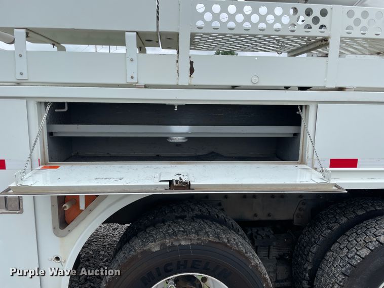 image for item IC9327 2006 International 7400  bucket truck