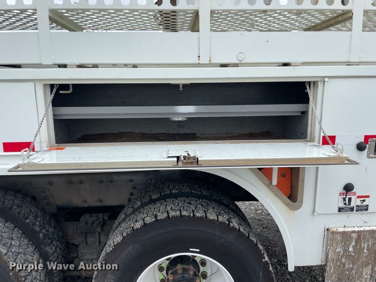 image for item IC9327 2006 International 7400  bucket truck
