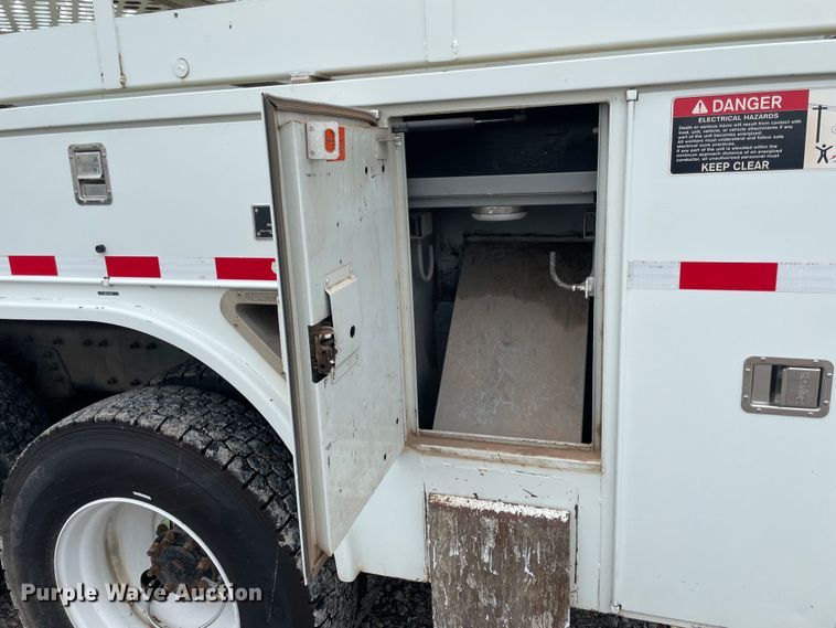 image for item IC9327 2006 International 7400  bucket truck