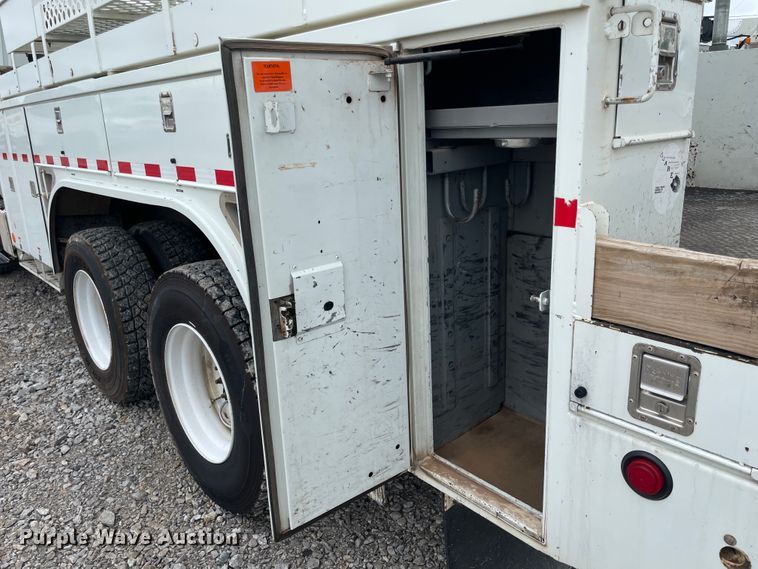 image for item IC9327 2006 International 7400  bucket truck