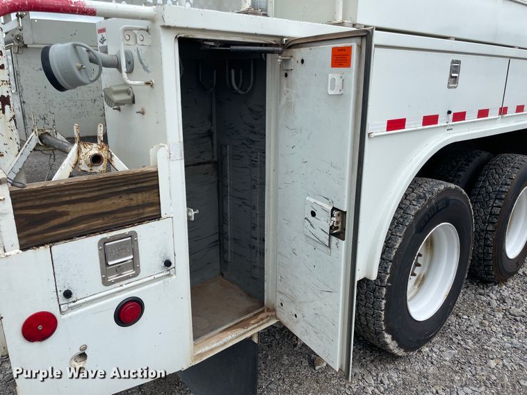 image for item IC9327 2006 International 7400  bucket truck