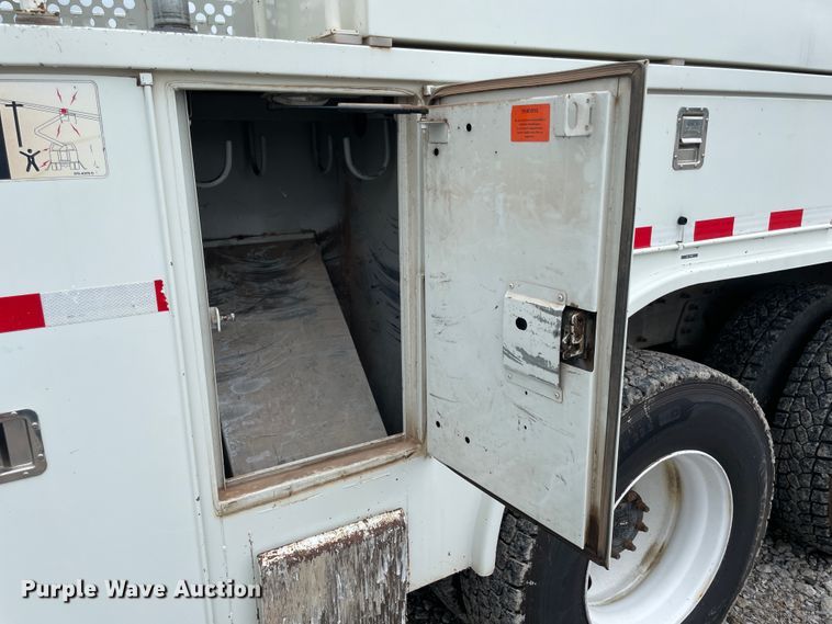 image for item IC9327 2006 International 7400  bucket truck