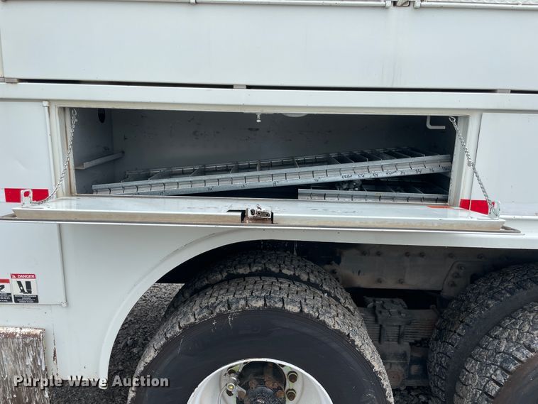 image for item IC9327 2006 International 7400  bucket truck