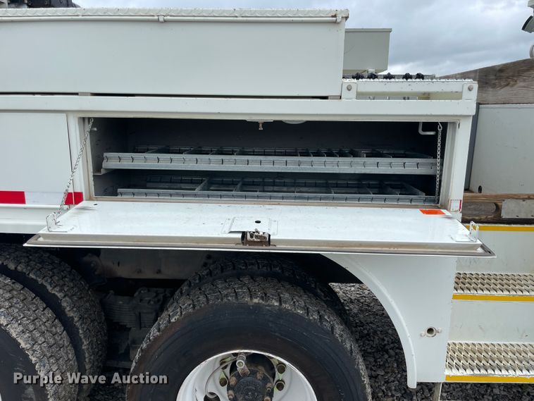 image for item IC9327 2006 International 7400  bucket truck