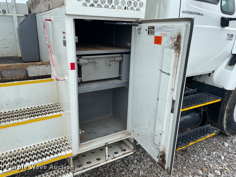 image for item IC9327 2006 International 7400  bucket truck