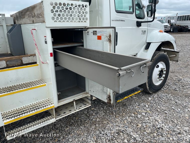 image for item IC9327 2006 International 7400  bucket truck